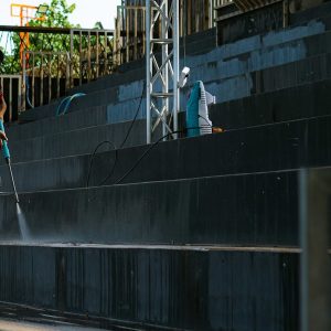 Lavaggi ad Alta Pressione: Pulizia Idrodinamica per Esterni e Piazzali