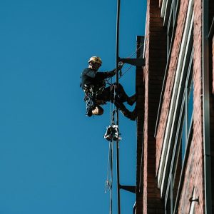 Manutenzione Strutture in Altezza: Cura e Pulizia Tecnica Elevata