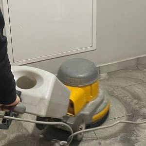 Deceratura e Lavaggio a Fondo: Trattamento Superfici con Monospazzola